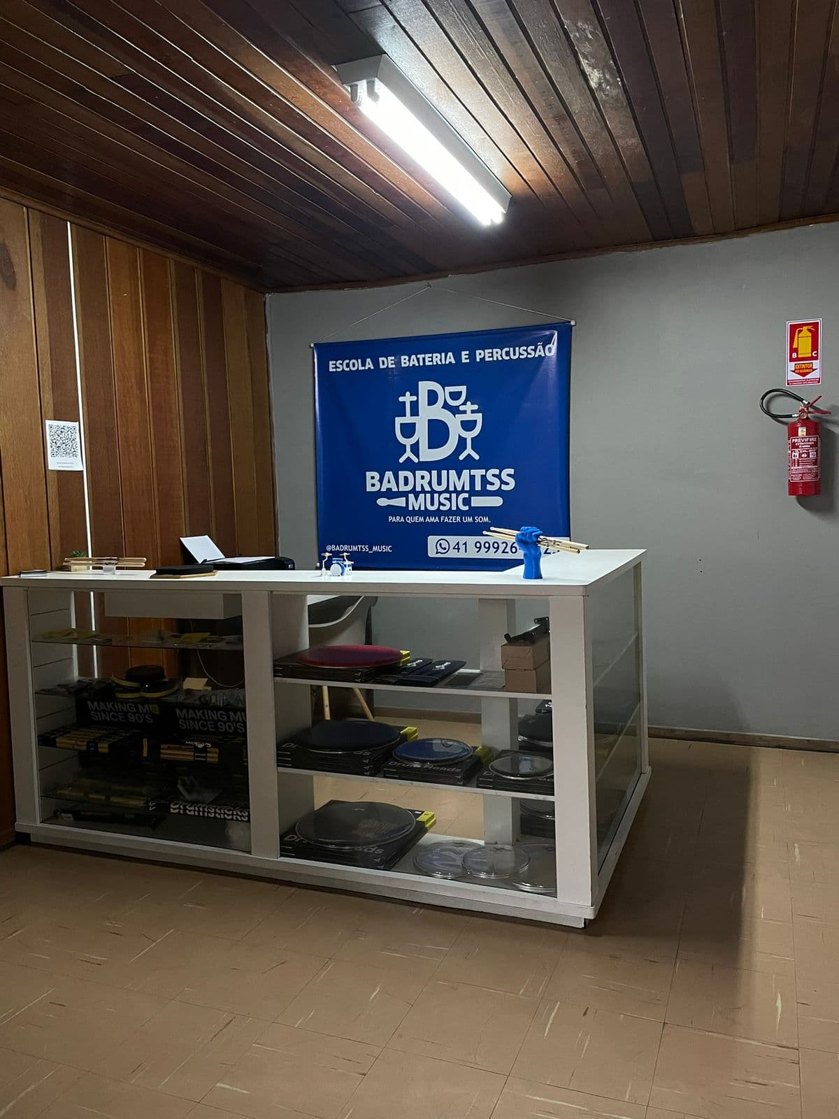 Recepção e loja de instrumentos